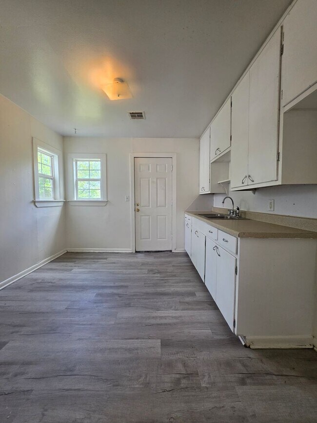 Building Photo - 3 Bed 1 Bath Home in Shawnee!