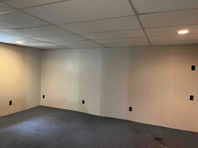 Building Photo - 1437 Hickory Ln
