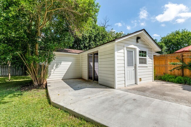 Building Photo - Charming Home in Alamo Heights ISD with Bo...