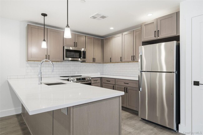 Building Photo - 180 Deer Park Ave