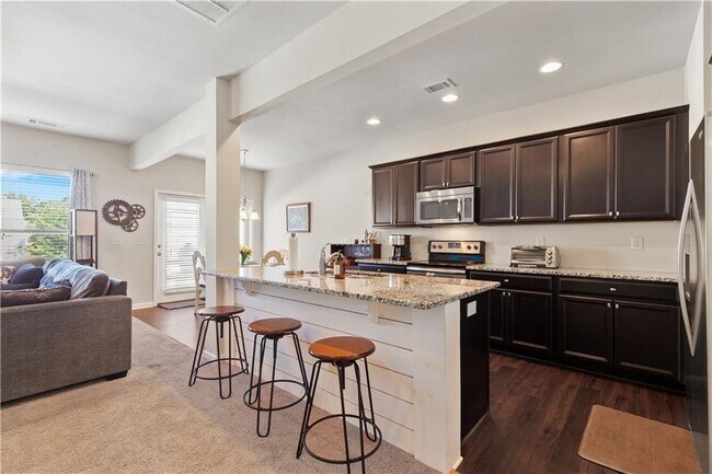 Building Photo - 157 Highland Pointe Cir E