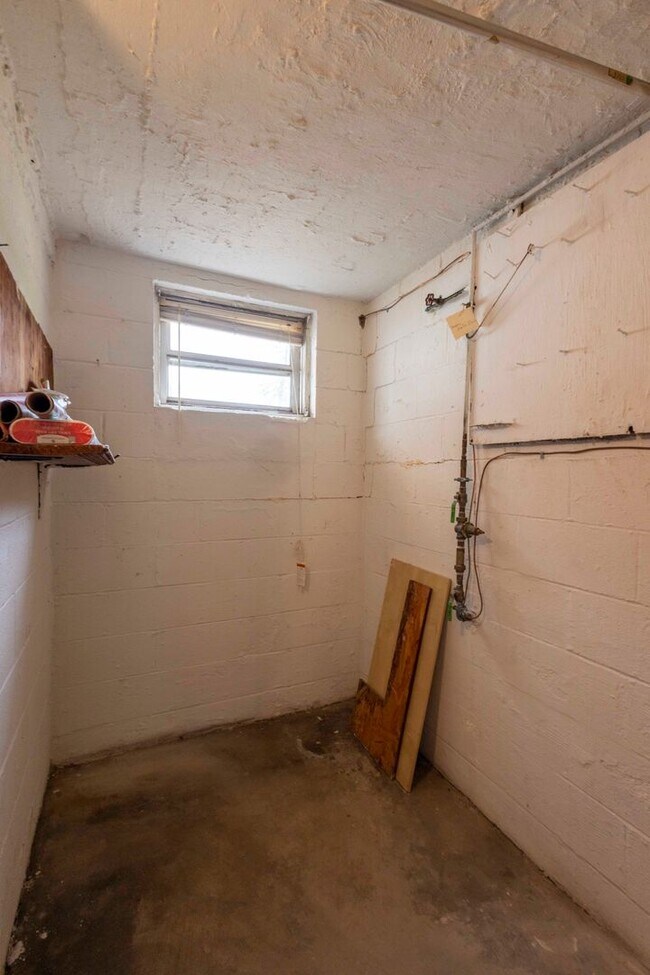 Building Photo - 4806 Sipple Ave