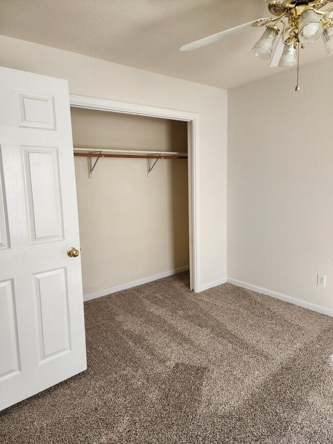 Building Photo - 2681-2683 E Oakbrook Dr