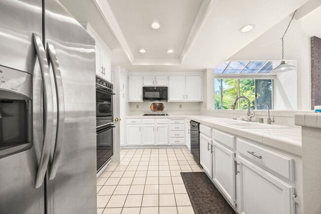 Building Photo - Beautiful Updated Corner Lot 3 Bed 3 Bath ...