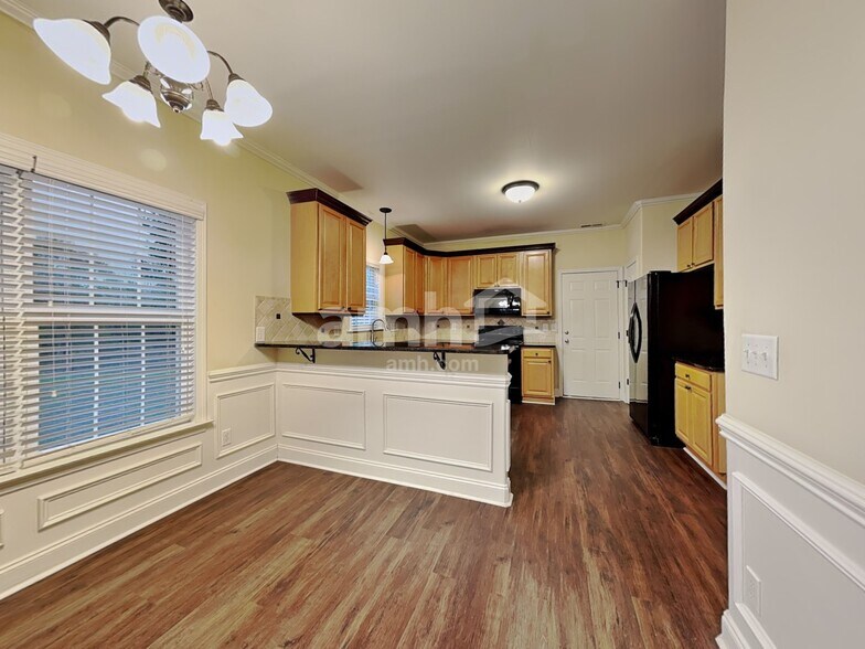 Building Photo - 483 Quick Silver Dr