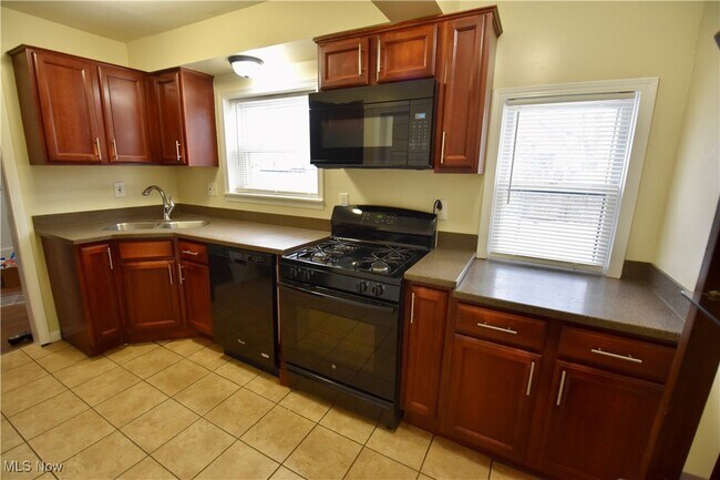 Building Photo - 583 Victoria Ave