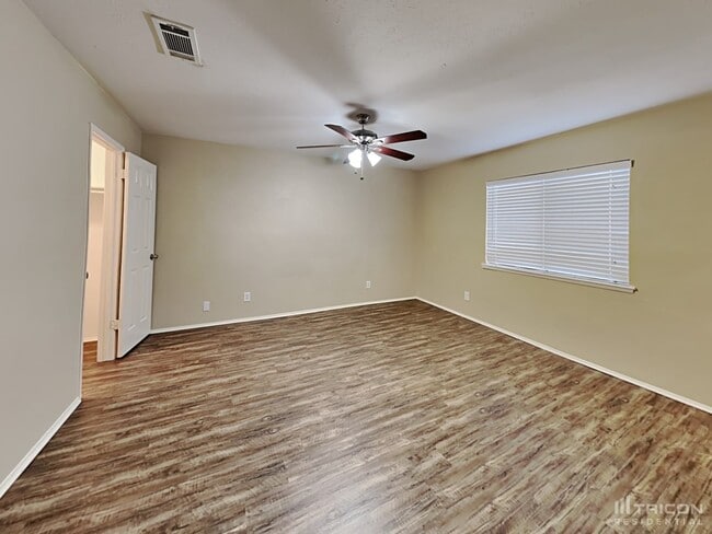 Building Photo - 1005 Llano Trail