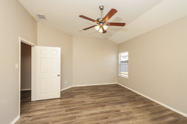 Building Photo - 1203 Hampton Dr