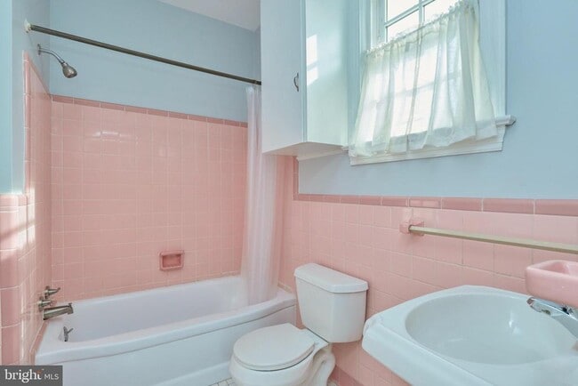 Building Photo - 304 N Highland St