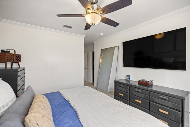 Building Photo - 759 Majestic Dr