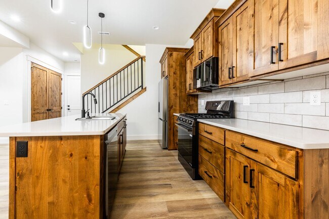 Building Photo - Beautiful Custom Townhome for Rent in Island Park- NAME YOUR LEASE TERMS