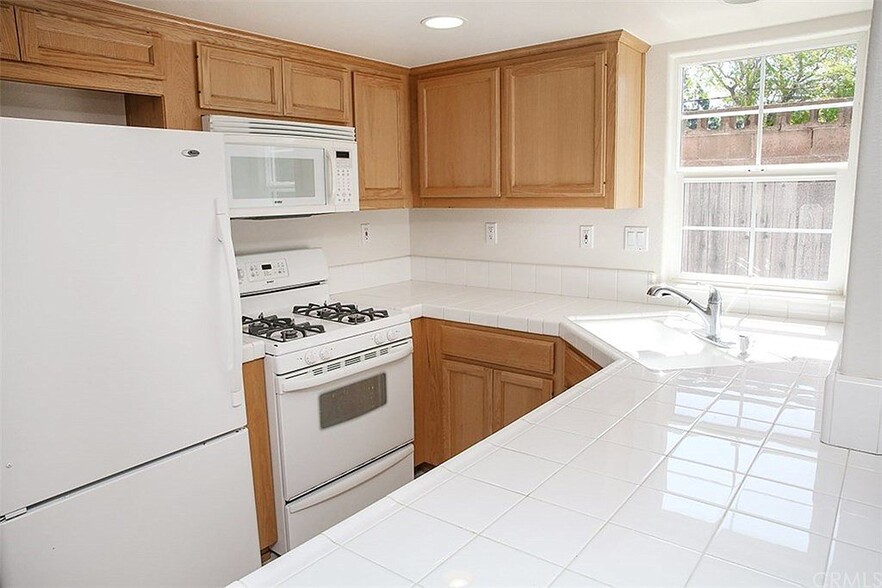 Full kitchen with stove, refrigerator, dishwasher and microwave - 3051 Augusta St