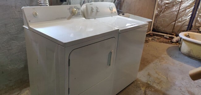 Building Photo - Chamring 2-Bedroom Locust Point Townhome w/ Deck