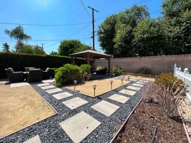 Building Photo - READY FOR MOVE-IN! 3+2.5 w/appliances + great backyard!