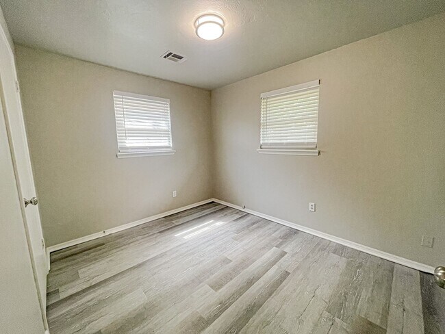 Building Photo - Updated 3/1 Home with Vaulted Ceilings & Large Fenced Backyard