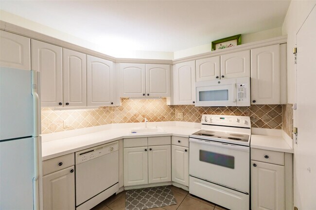 Building Photo - 340 Sunset Dr