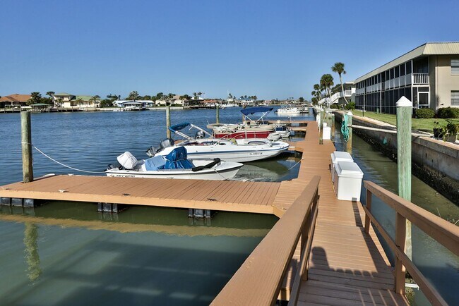 Building Photo - Intracoastal 2 bed/ 2 ba condo with lots of ammenities