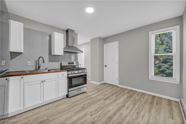 Building Photo - 3010 Daisy Ave