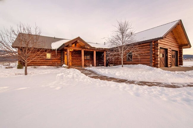 Building Photo - 1330 Larsen Ln