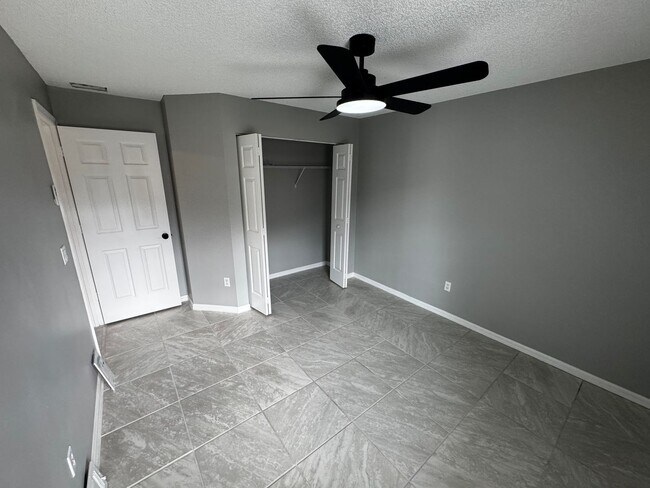 Building Photo - 3-Bedroom Ocala Home, Fenced Yard & Sunroom