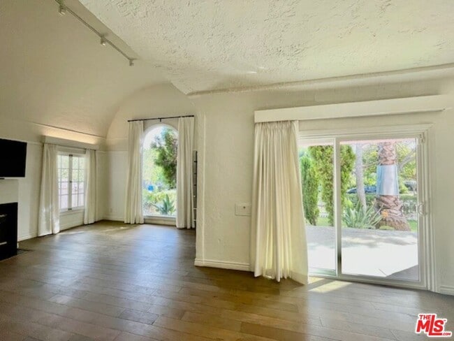 Building Photo - 459 S Holt Ave