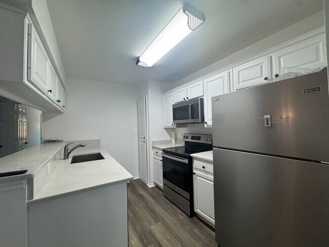 Building Photo - 305 N Arizona Dr