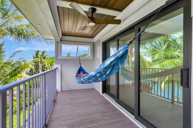 Building Photo - 400 Venice Dr