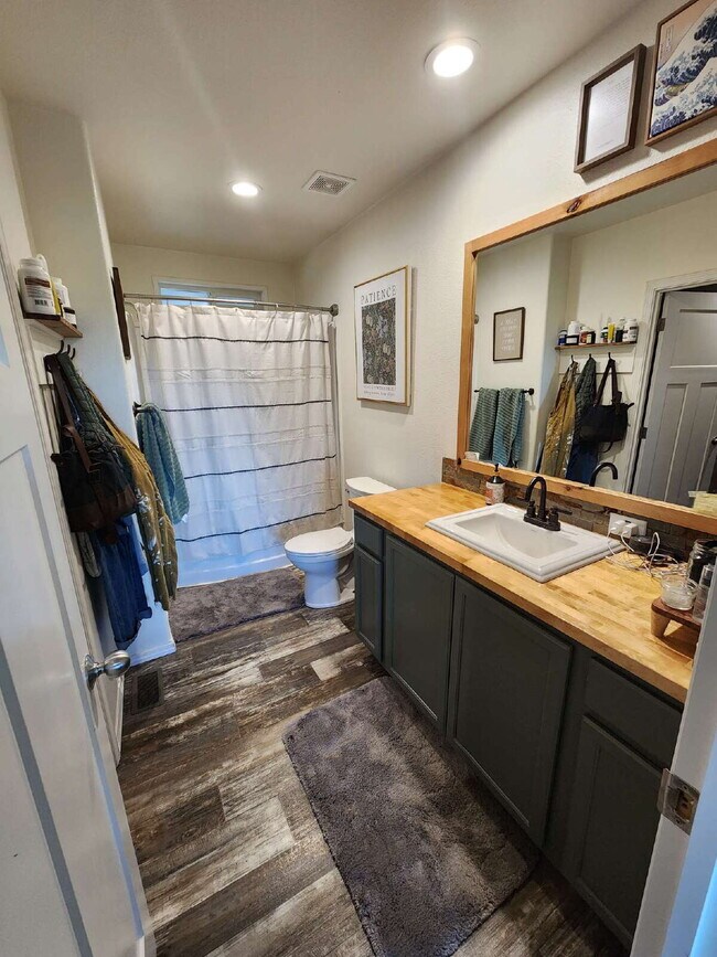 Building Photo - 3BR, 2BTH in Post Falls Above The Fog