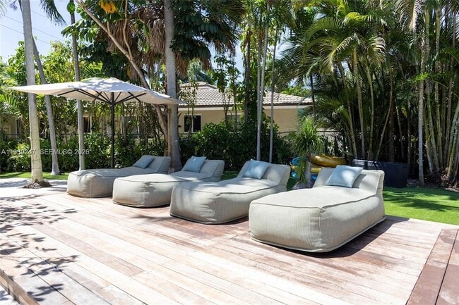 Building Photo - 2500 Bayview Dr