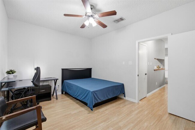 Building Photo - 908 Poplar St