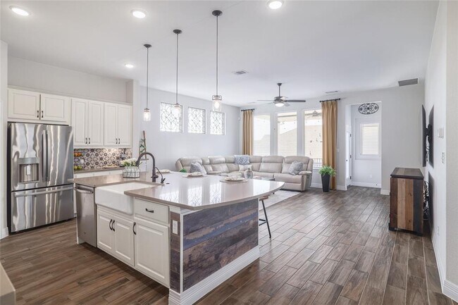 Building Photo - 505 Saturnia Dr