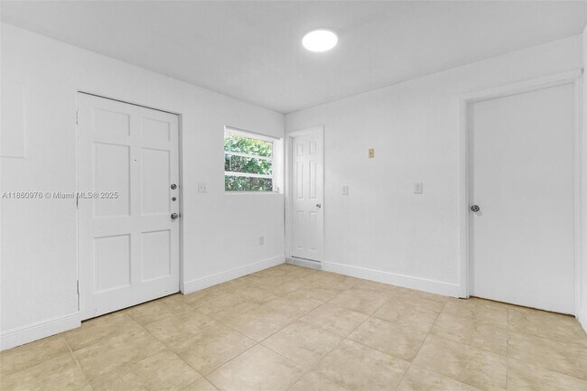Building Photo - 1107 El Rado St