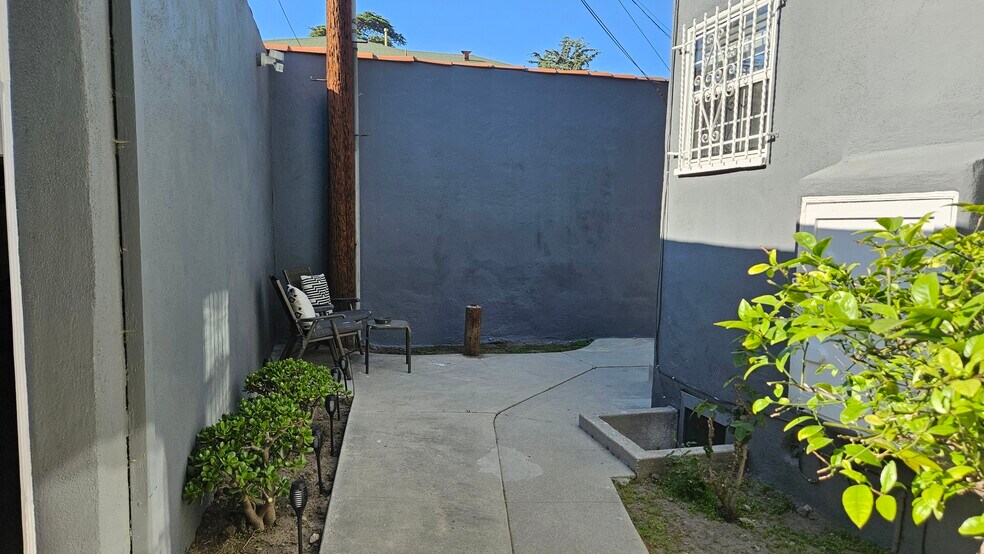 Outside area - 4219 Creed Ave