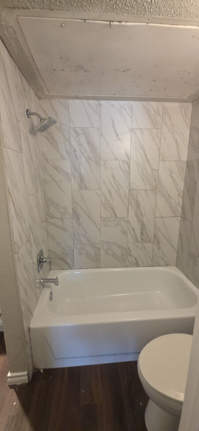 Building Photo - Move In Special of 1/2 OFF 1st Month Rent - Welcome to this beautifully updated duplex!!!