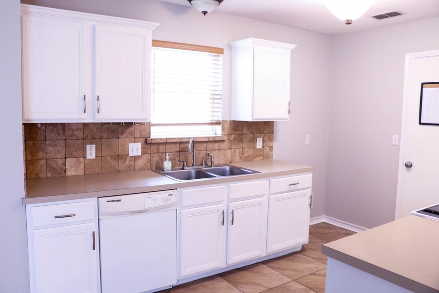 Kitchen - 1013 Cupertino St