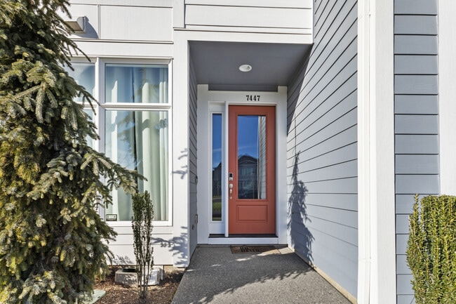 Building Photo - 7447 SE Chinquapin Dr