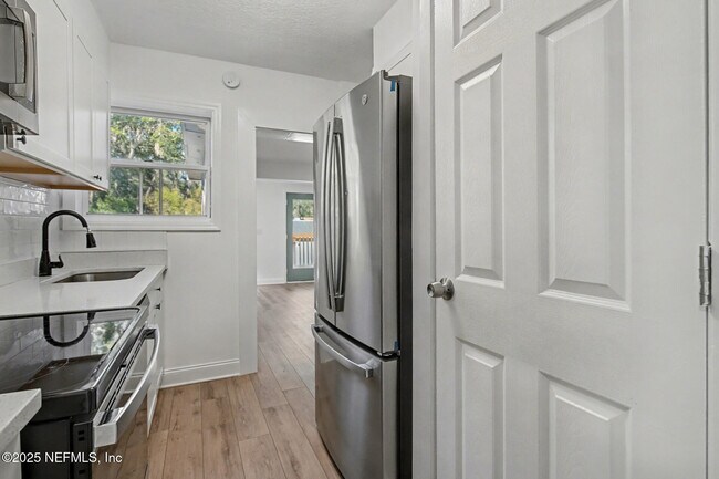 Building Photo - 1503 Broome St