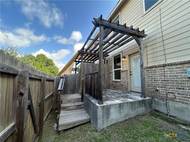 Building Photo - 326 Untermaier St