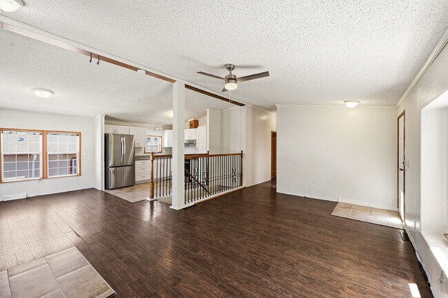 Building Photo - $2,595.95, 5 bed, 3.5 bath with a fenced back yard