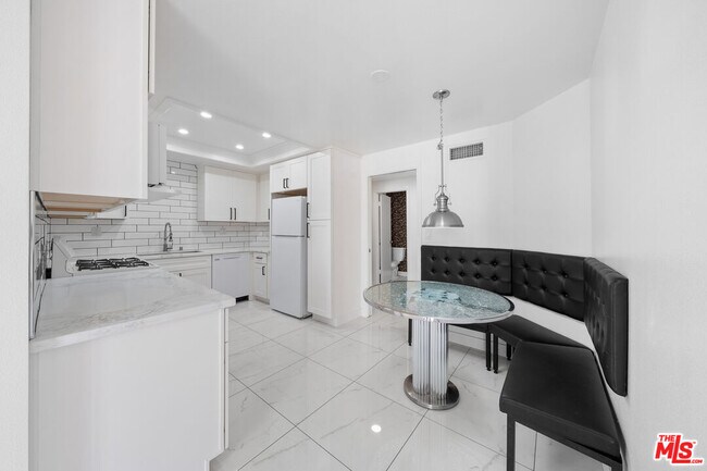 Building Photo - 4444 Wilshire Blvd