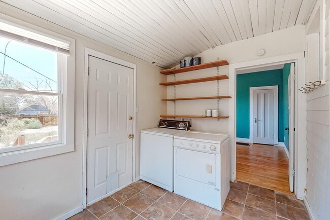 Building Photo - HISTORIC Edo BUNGALOW 2 Bedroom 1 Bath