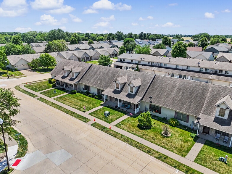 Building Photo - Towne & Country