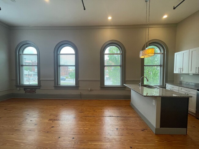 Primary Photo - Large Downtown Studio Loft - Parking Inclu...