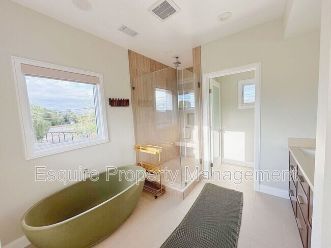 Building Photo - 1154 Essex Way