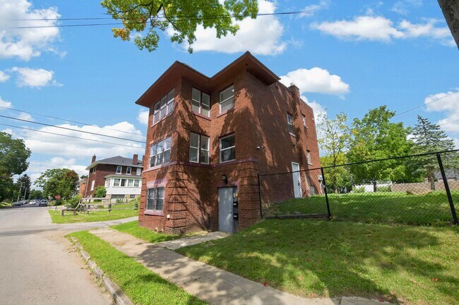 Building Photo - 1104-1106 Oakwood Ave