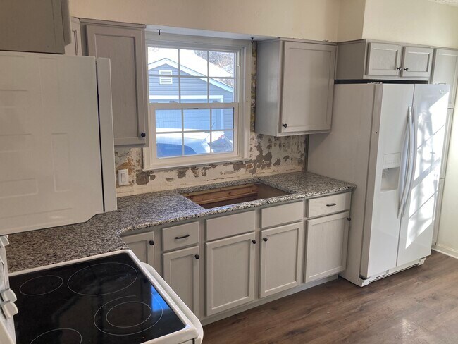 Building Photo - 585 Brittain Rd