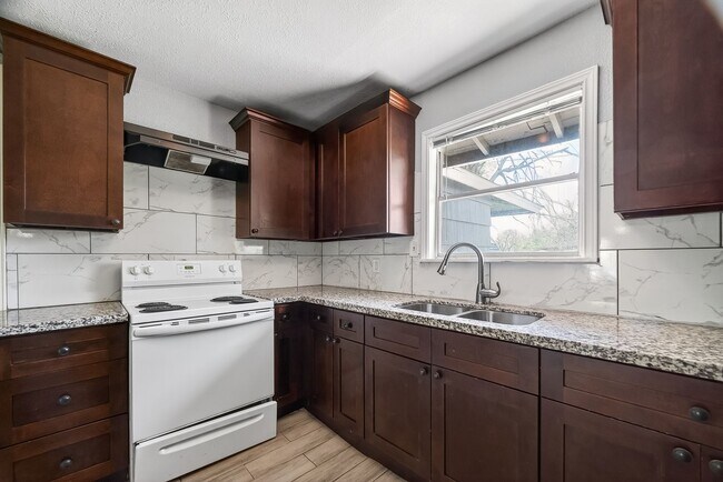 Building Photo - Spacious 4-Bed, 2-Bath Convenient South Houston Home Near Medical Center & City Access