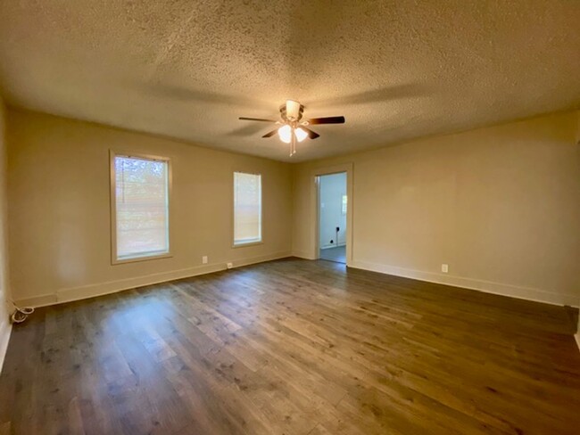 Building Photo - NOW AVALIBALE!!! 3 Bedroom 1 Bath Home in ...