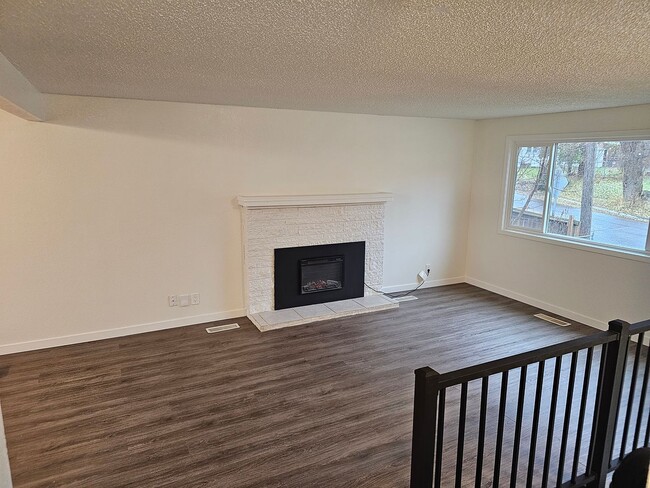 Primary Photo - Beautiful Renovated 4 bedroom home For Ren...