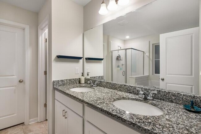 Building Photo - Newer home with Community Pool!